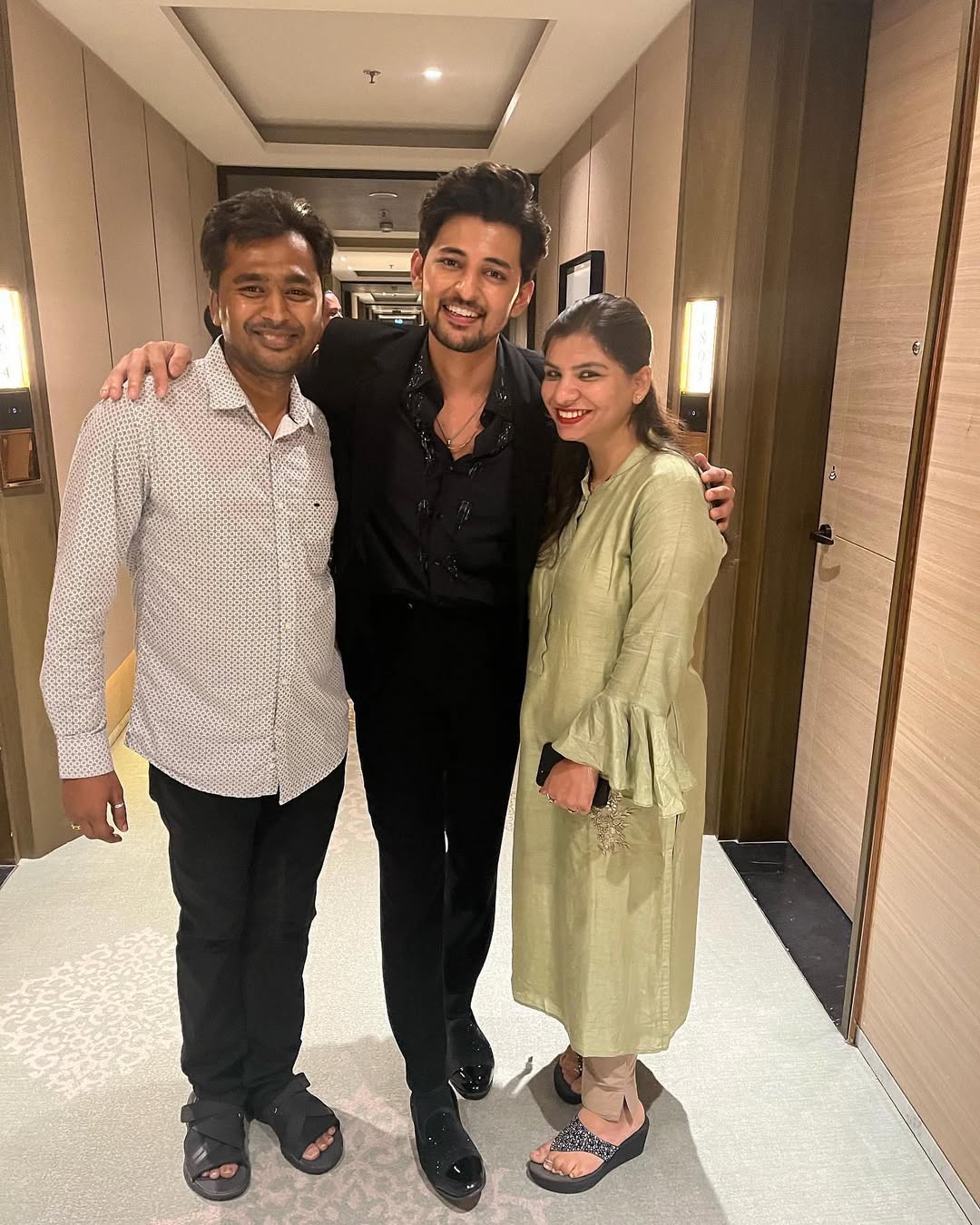 Late post successfuly event done with @darshanravaldz in #kolkatta managed by @roaringbullet @whitewagonentertainment @tanushreevent #whitewagonentertainment #tanushreevent @rajnishd81 (1)